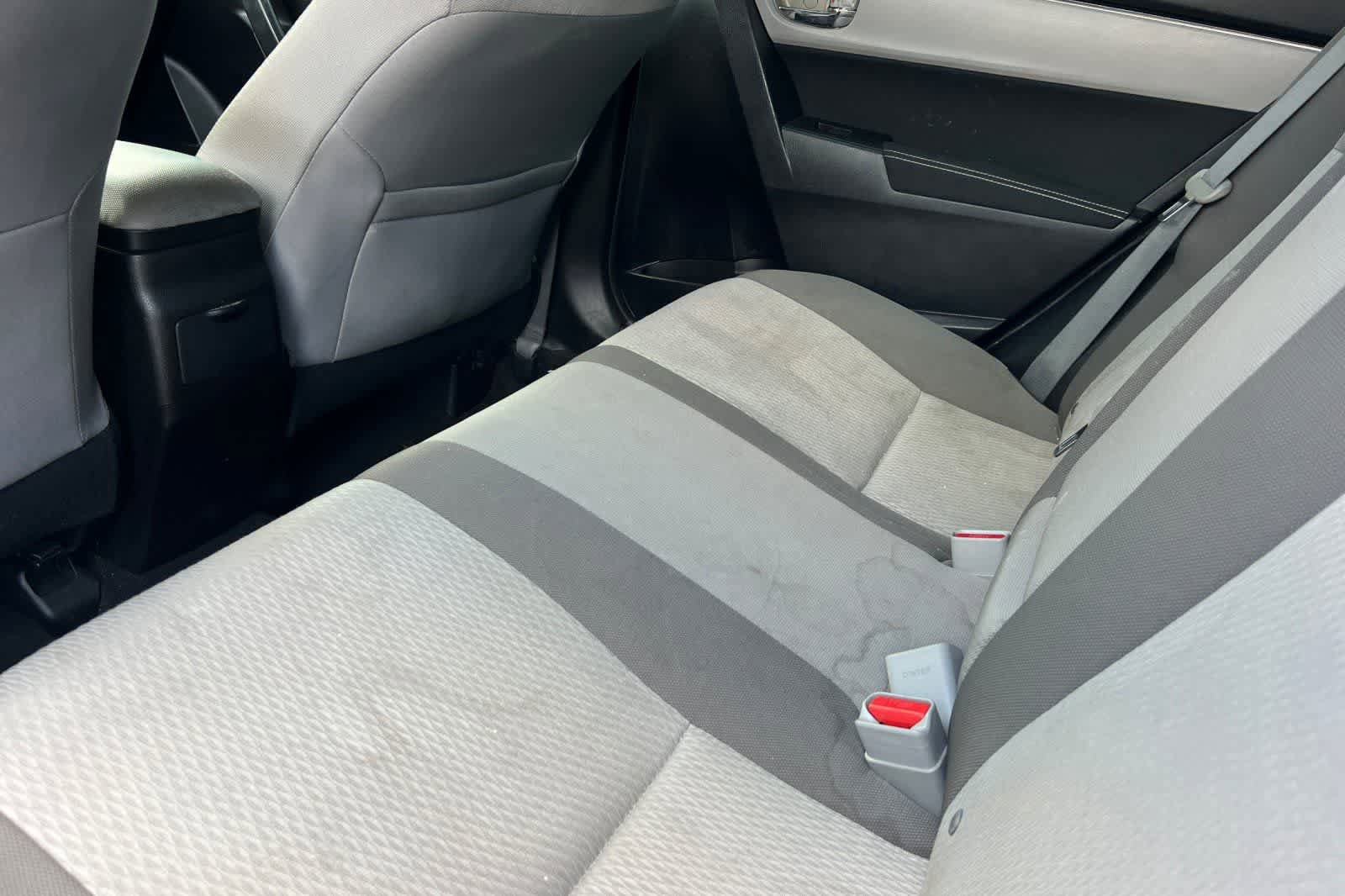 Used 2017 Toyota Corolla LE w/ Carpet Mat Package (TMS) FWD image 5