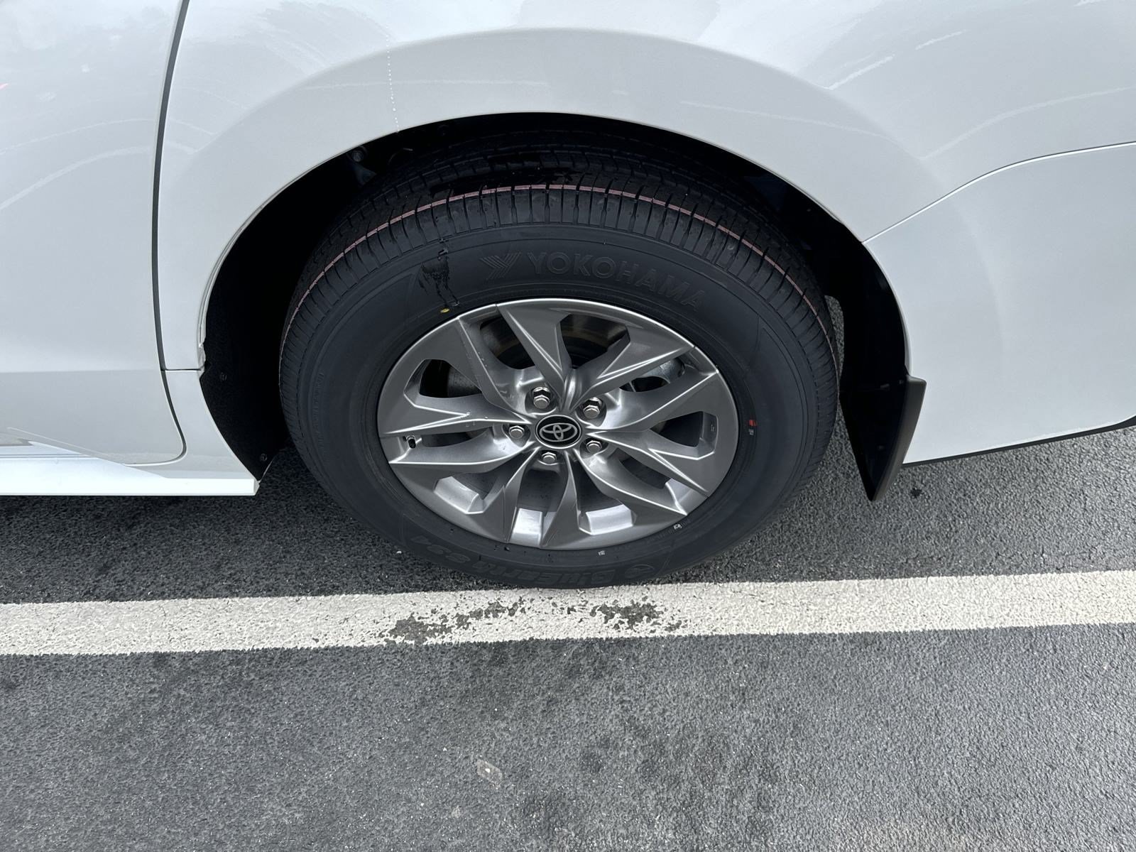 New 2025 Toyota Sienna XLE FWD image 12
