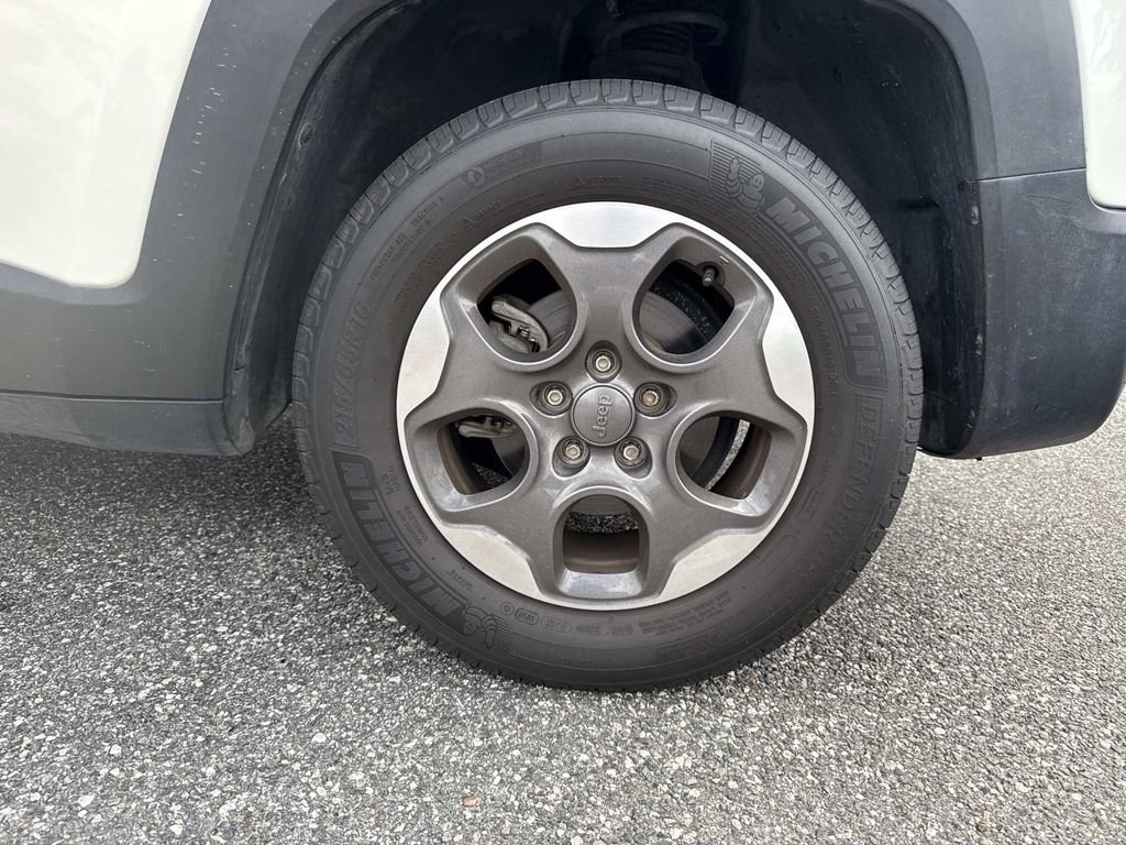 Used 2015 Jeep Renegade Latitude image 11