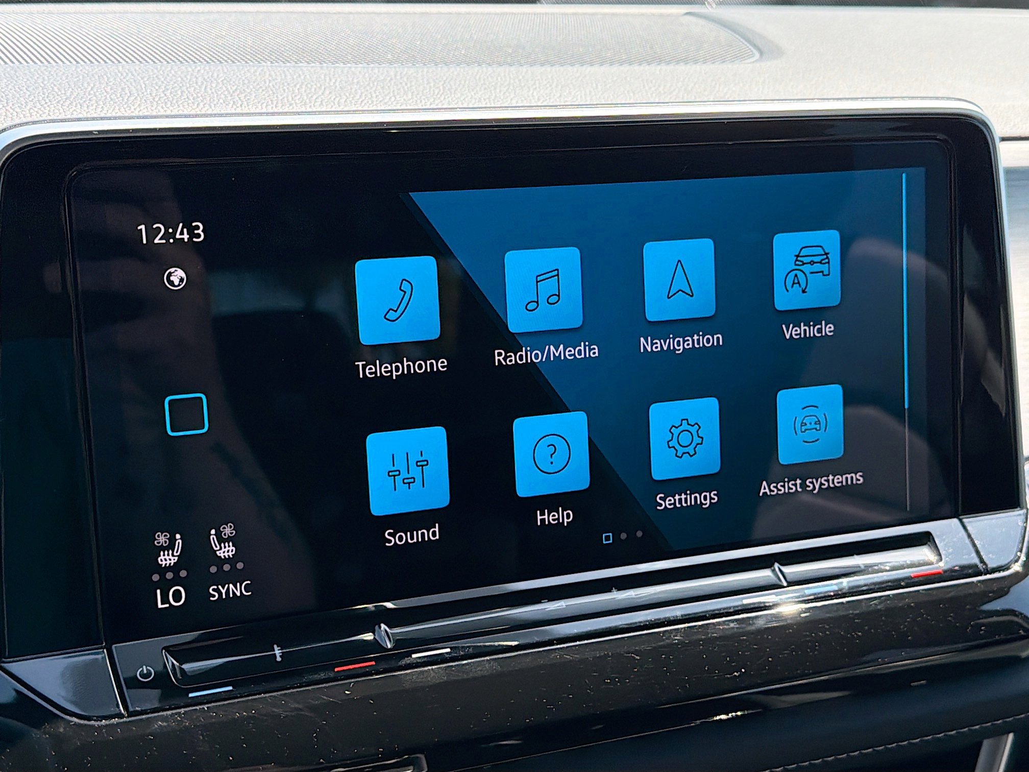 Used 2025 Volkswagen Atlas Cross Sport SE image 29