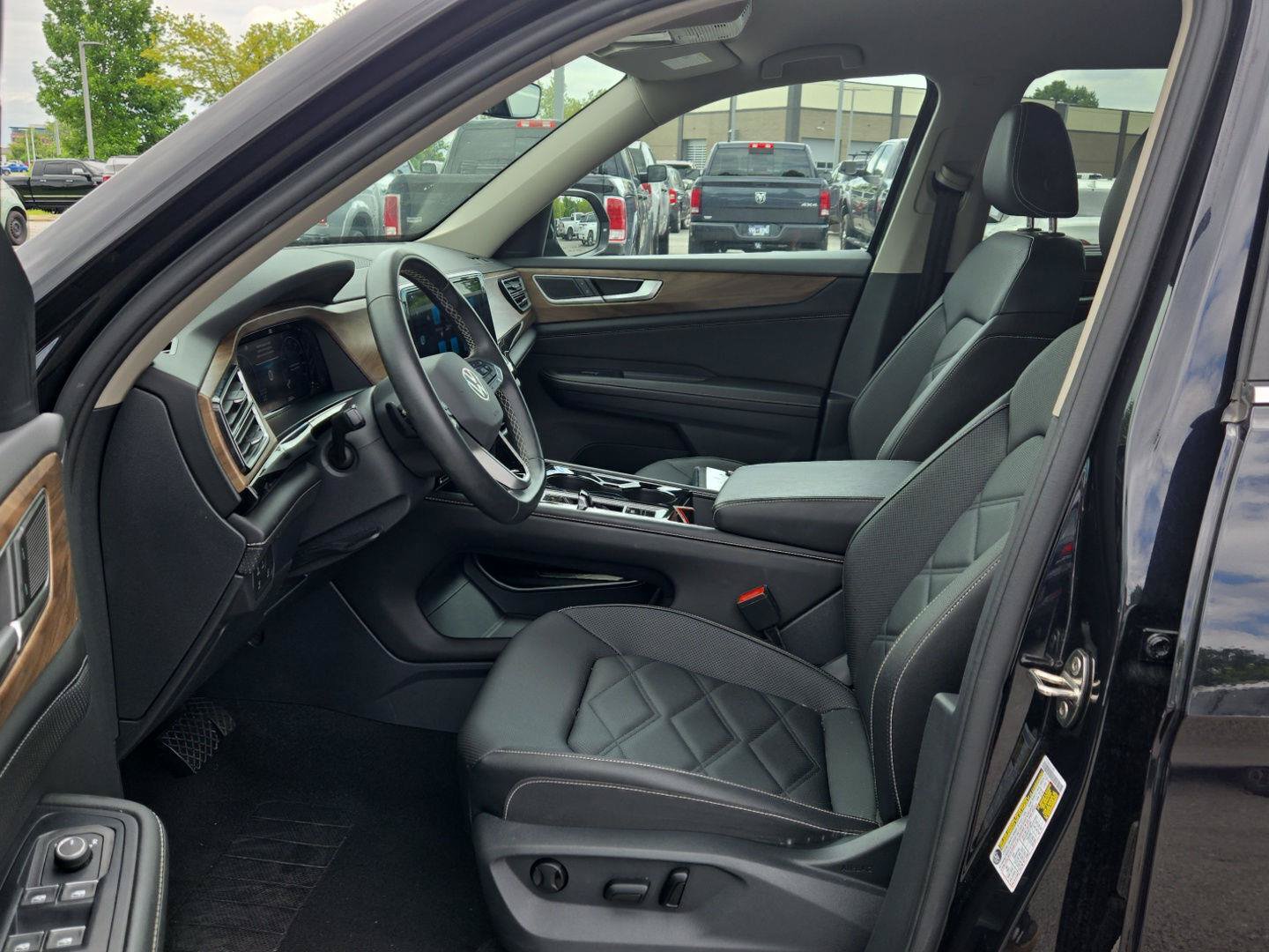 Used 2025 Volkswagen Atlas SE AWD/4WD image 16