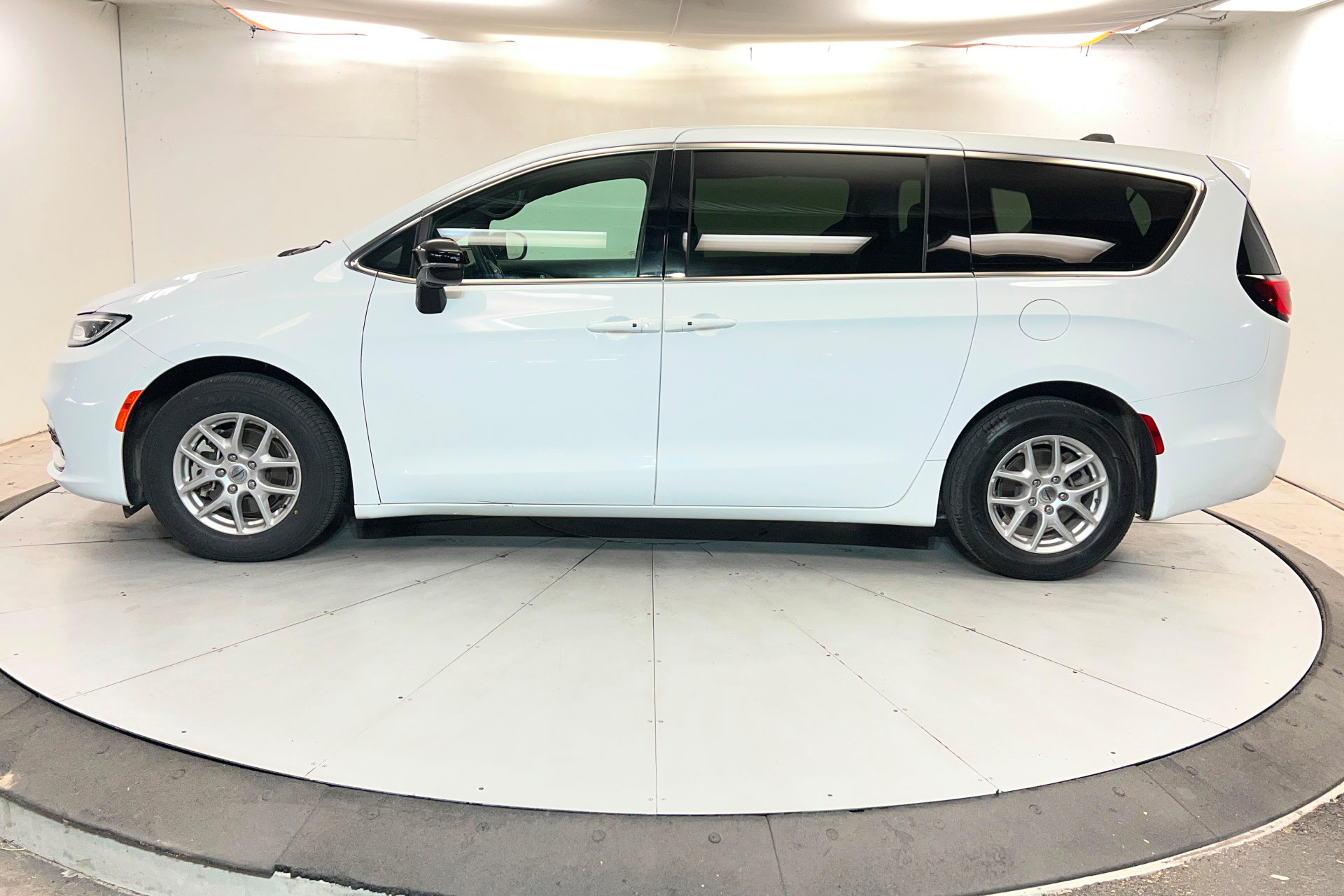 Certified 2025 Chrysler Pacifica Select FWD image 2