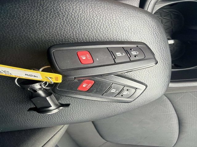 Used 2025 Toyota RAV4 XLE AWD/4WD image 31
