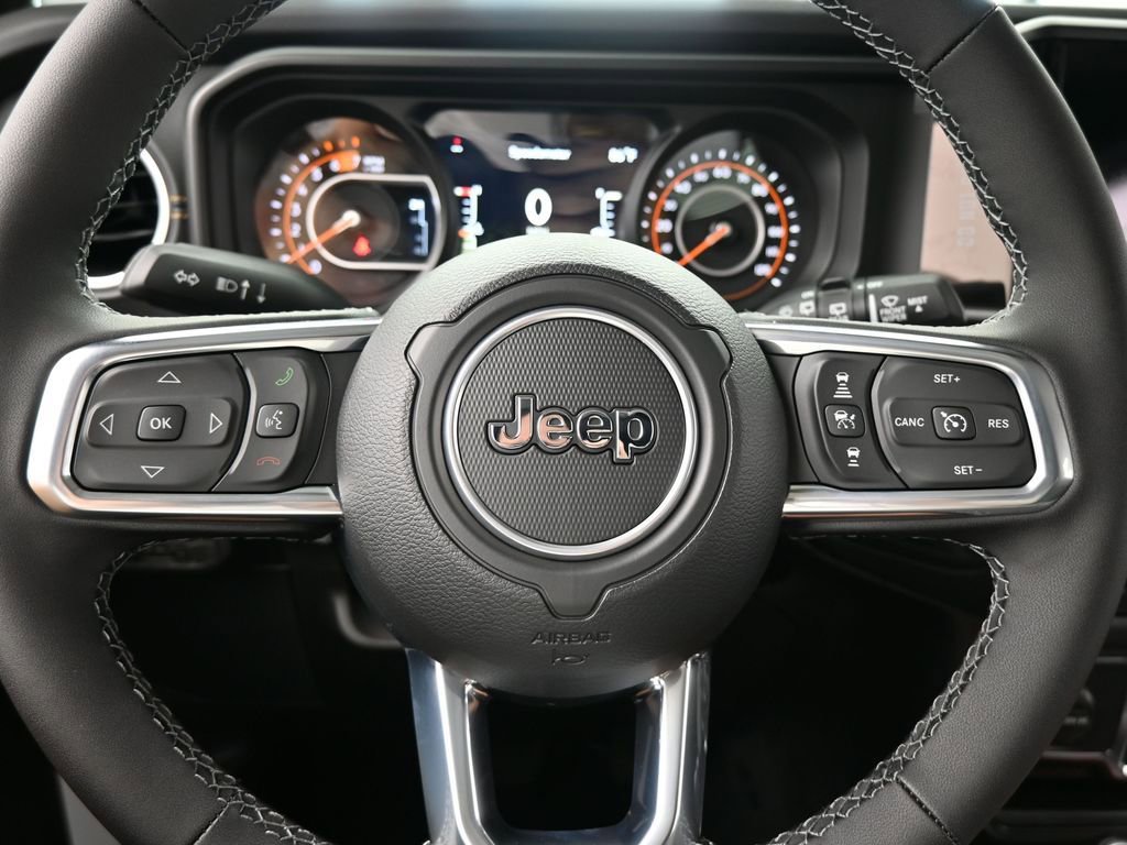 Used 2025 Jeep Wrangler Unlimited Sahara AWD/4WD image 24