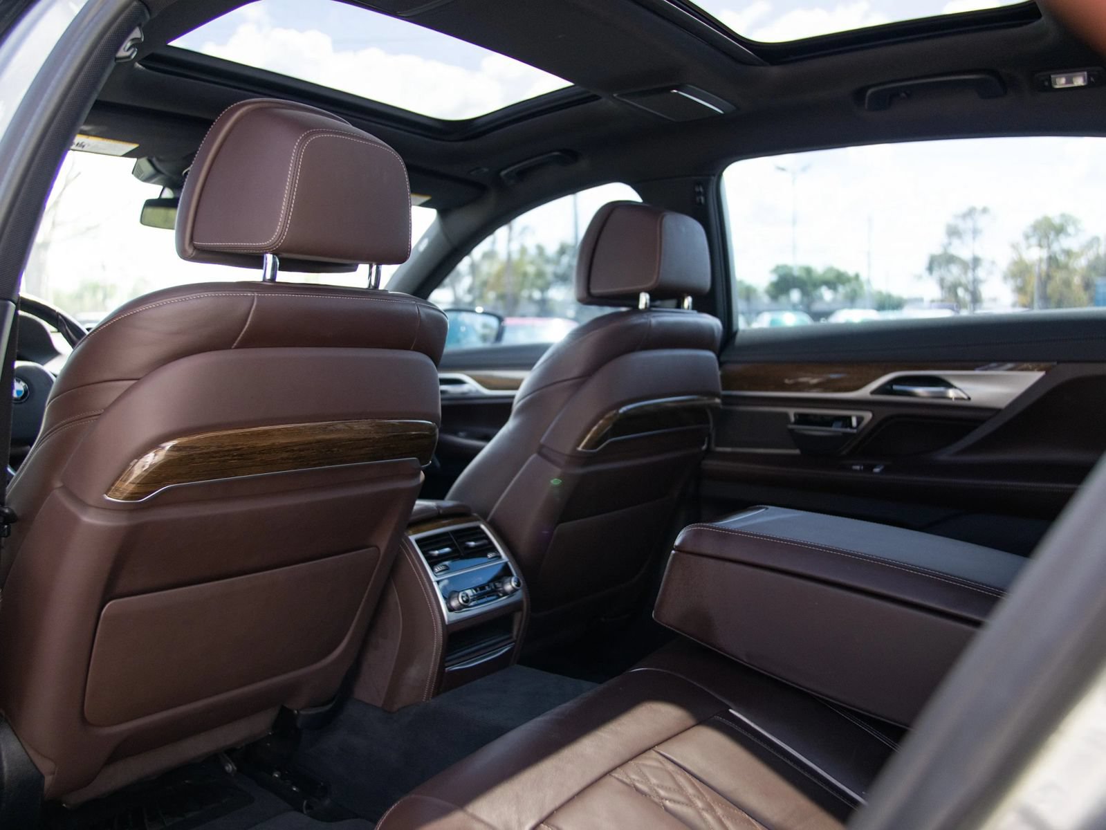 Used 2019 BMW 750i w/ M Sport Package RWD image 26