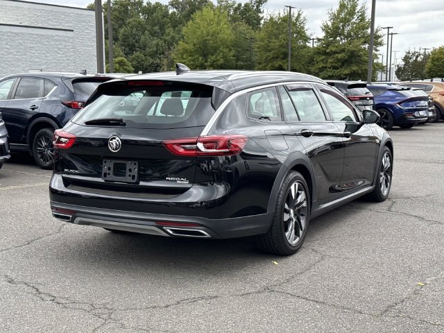 Used 2018 Buick Regal Essence w/ Sights and Sounds Package AWD/4WD image 2