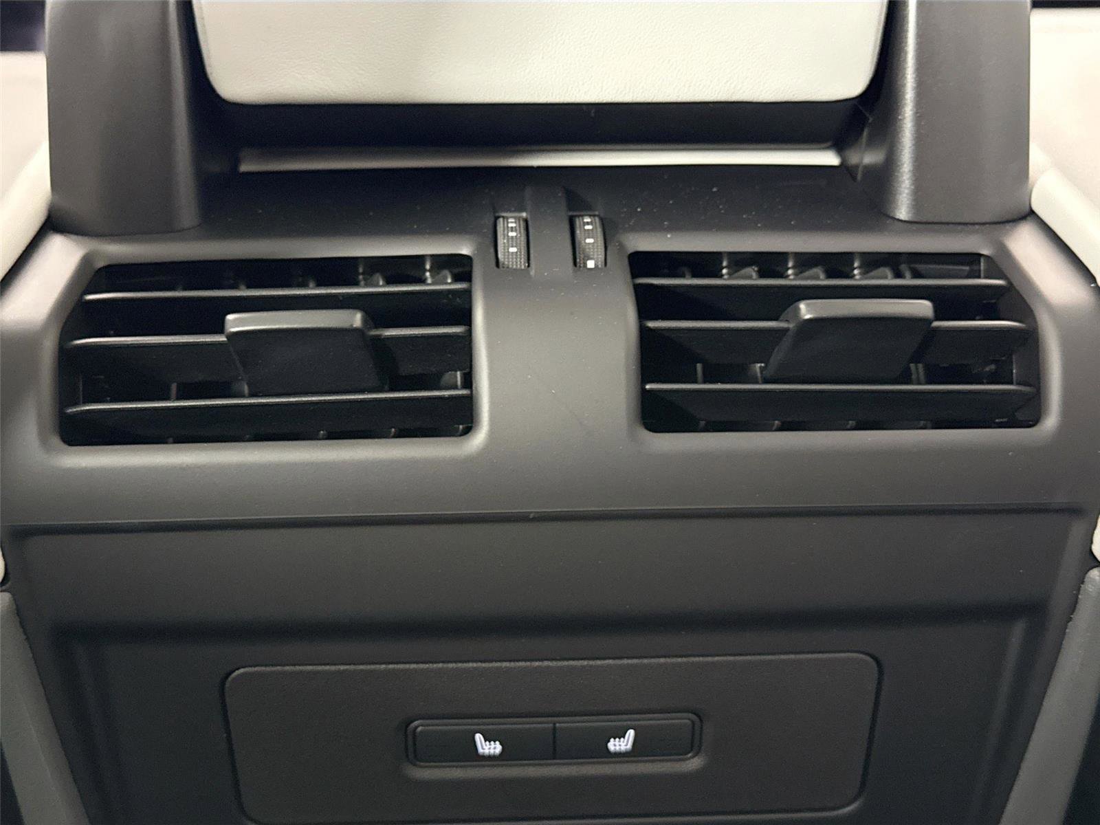 Used 2025 Land Rover Defender 110 X-Dynamic SE image 36