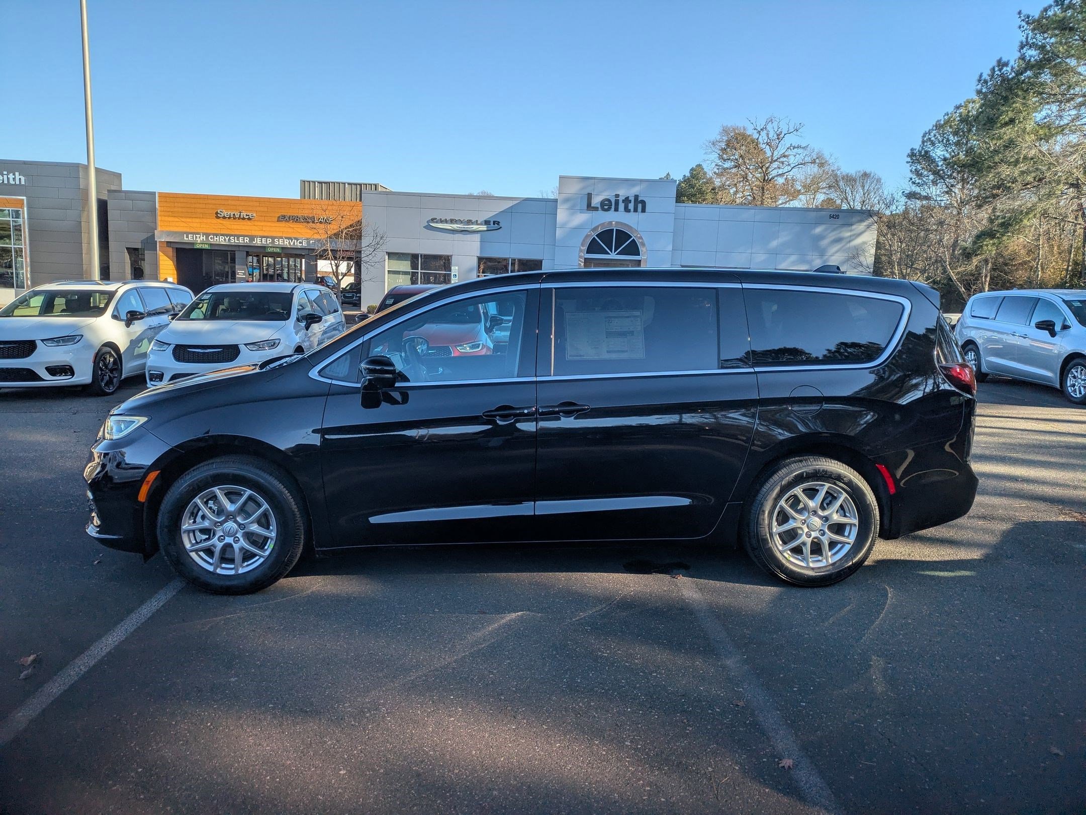 New 2026 Chrysler Pacifica Select image 8