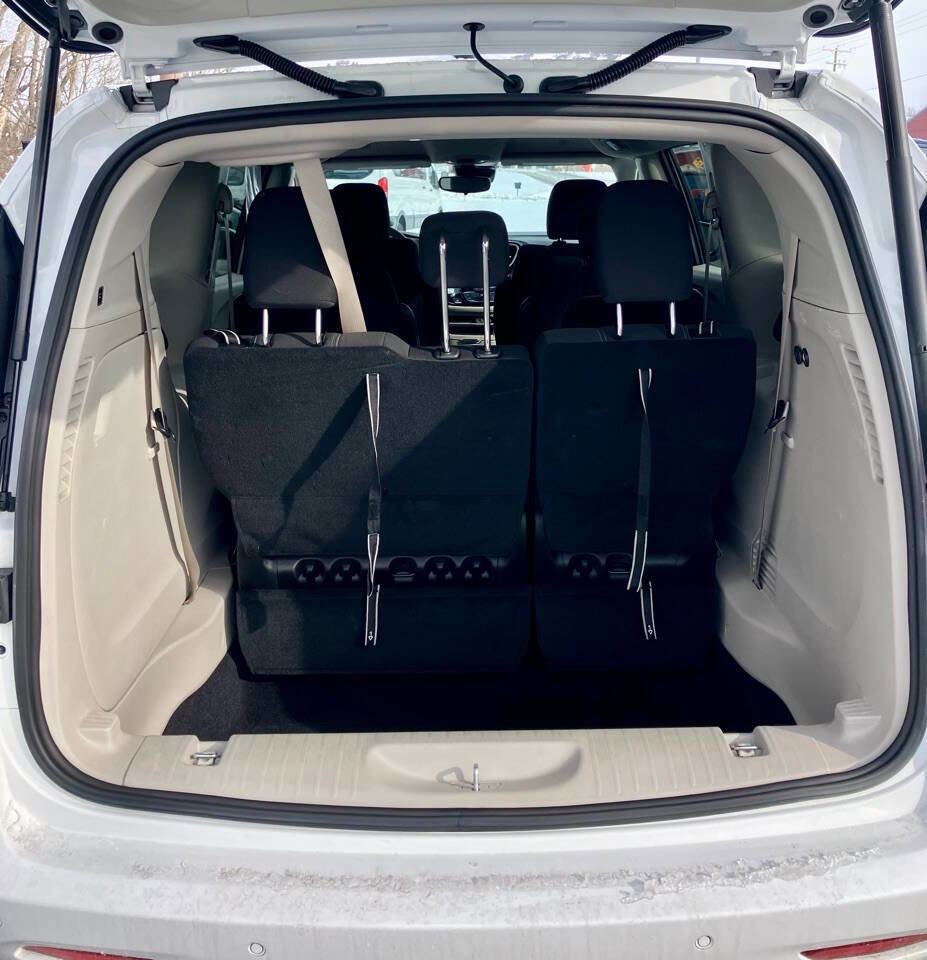 Used 2022 Chrysler Voyager LX image 15