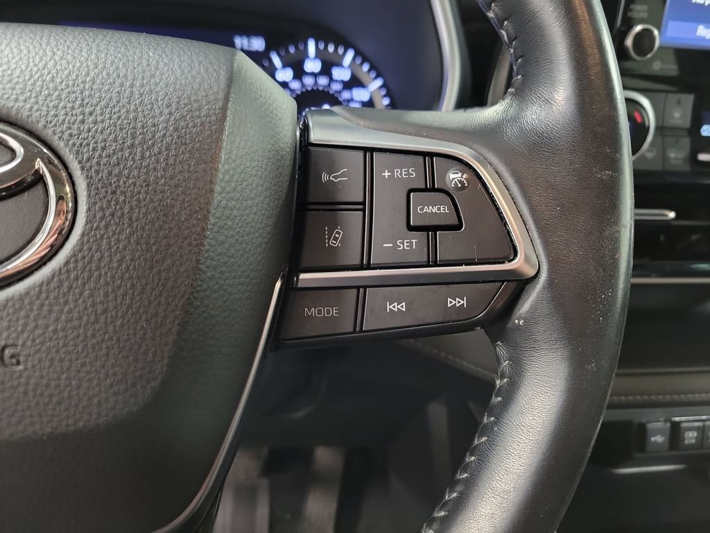 Used 2020 Toyota Highlander XLE FWD image 27