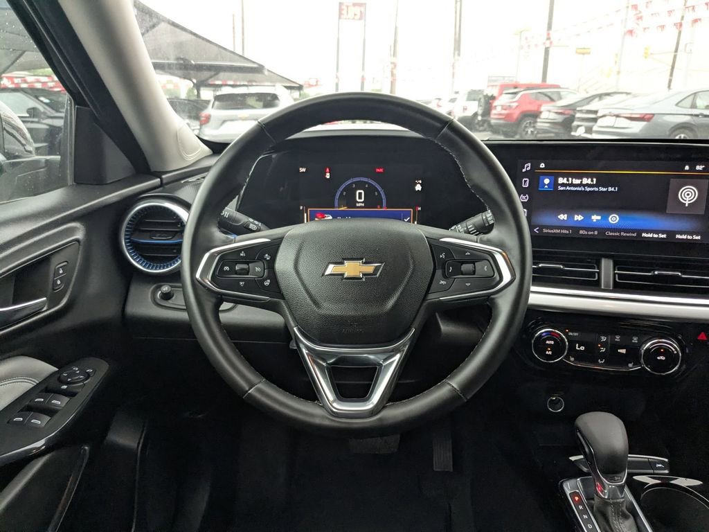 Used 2025 Chevrolet Trax LT w/ LT Convenience Package FWD image 24