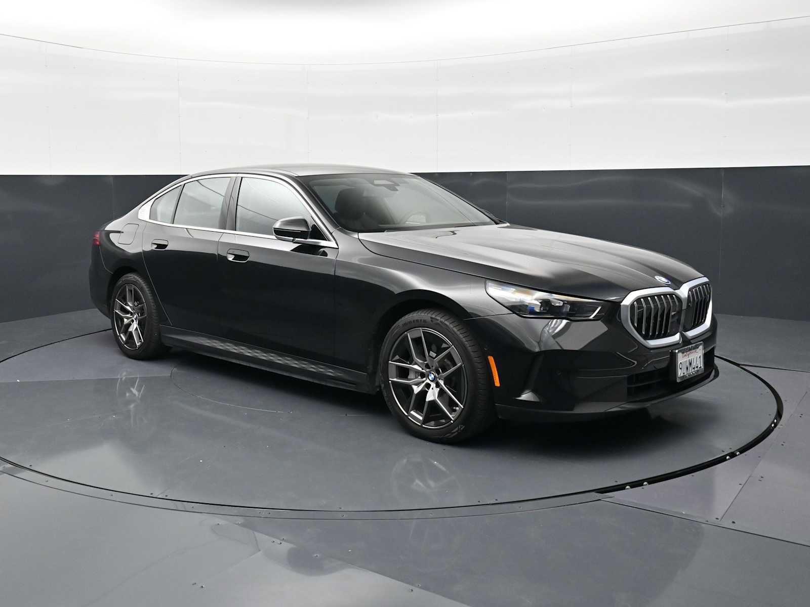 Used 2026 BMW i5 eDrive40 w/ Executive Package RWD image 3