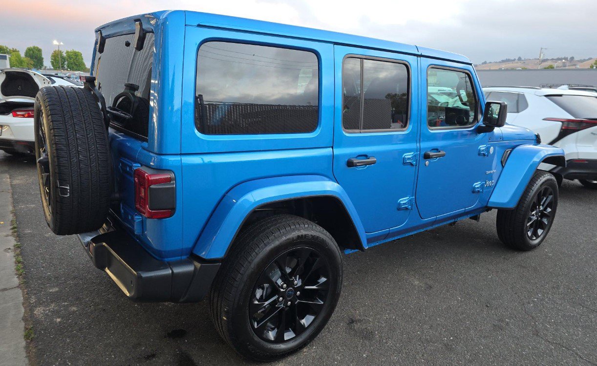 Used 2024 Jeep Wrangler Unlimited Sahara w/ Technology Group AWD/4WD image 4
