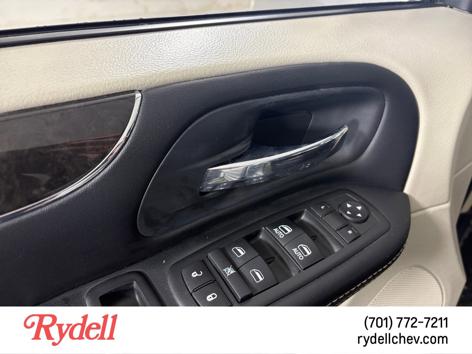 Used 2016 Chrysler Town & Country Touring image 11