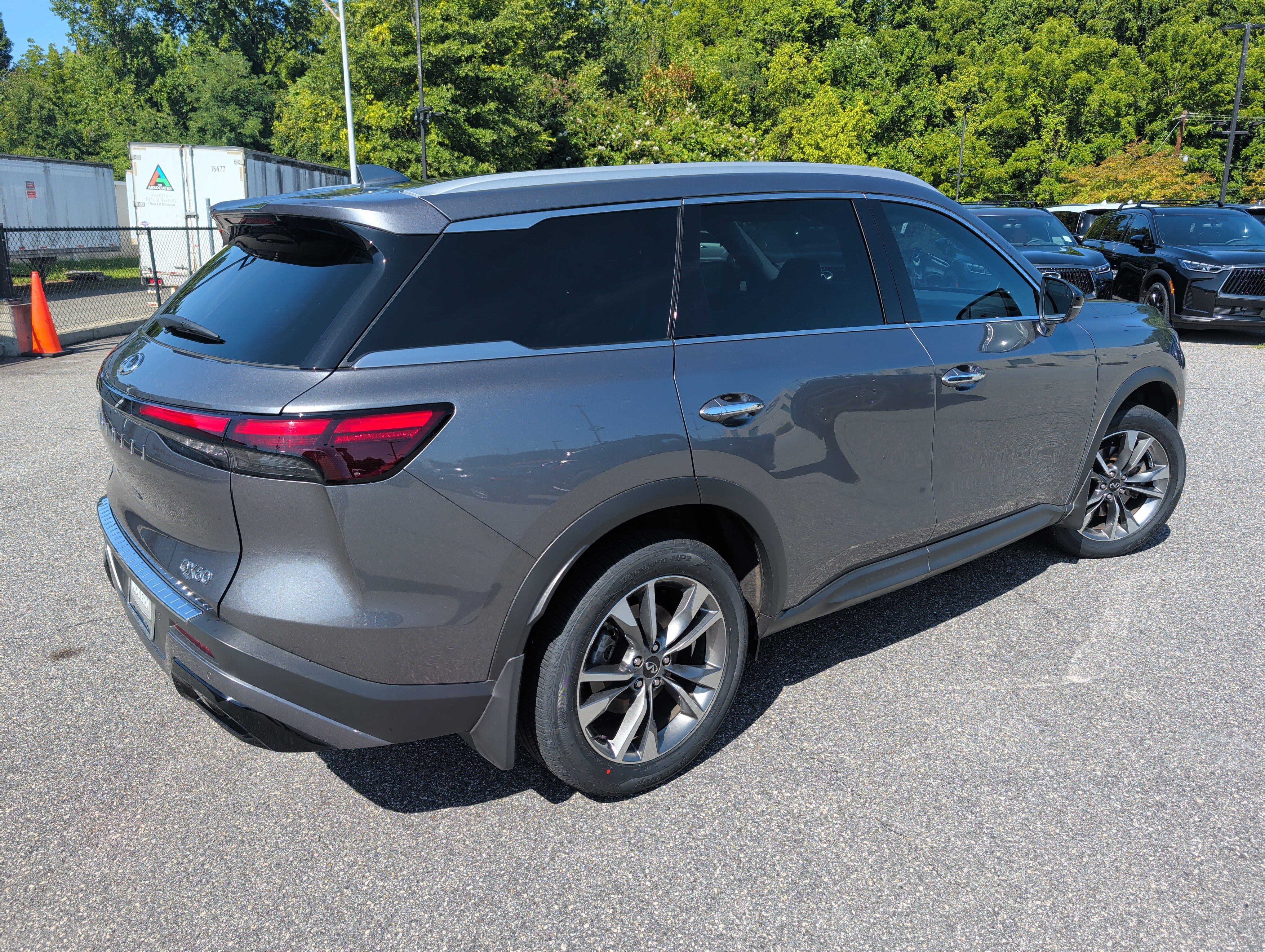 Used 2023 INFINITI QX60 Luxe w/ Cargo Package FWD image 4