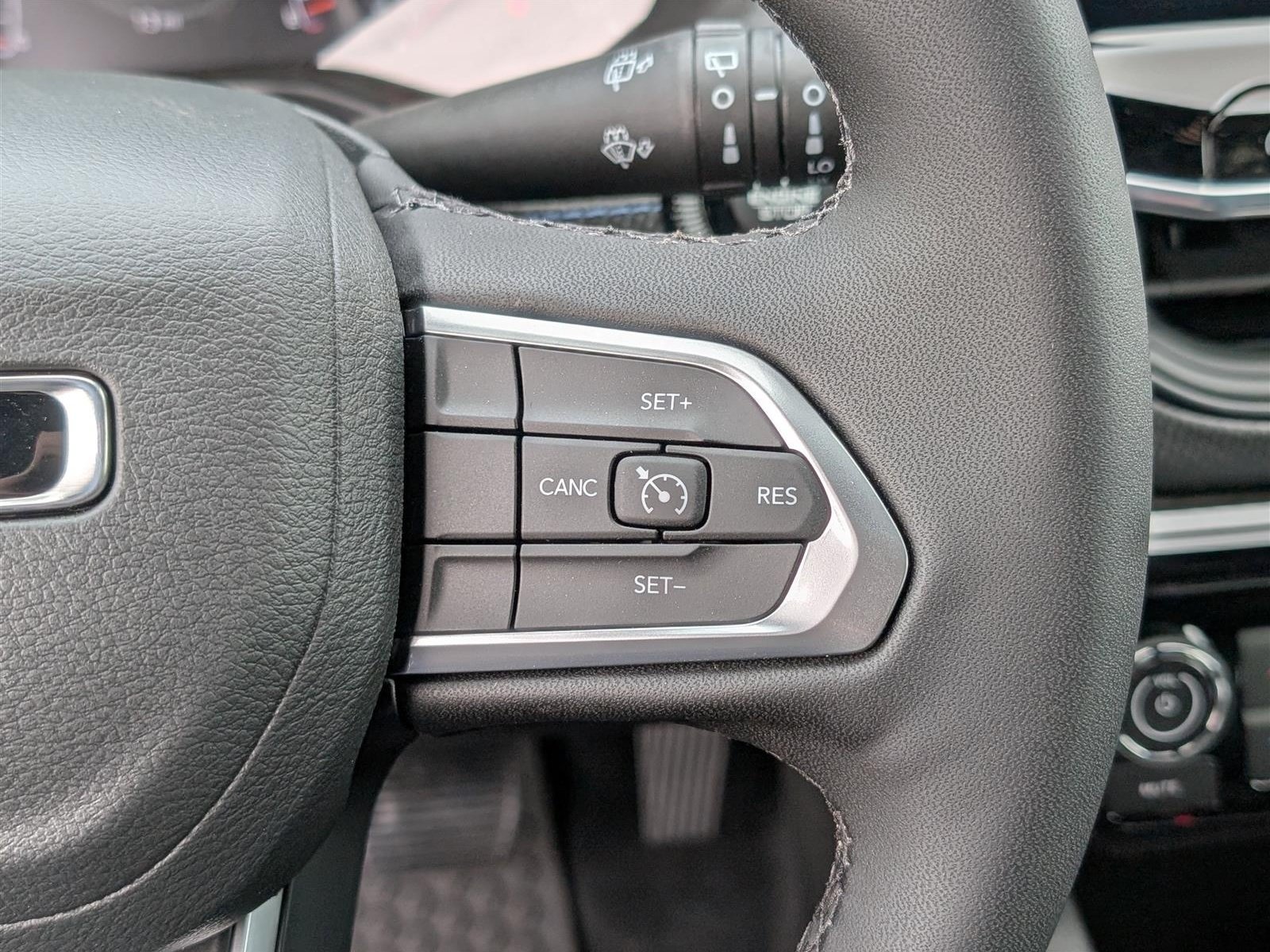New 2025 Jeep Compass Latitude w/ Sun & Sound Group AWD/4WD image 19