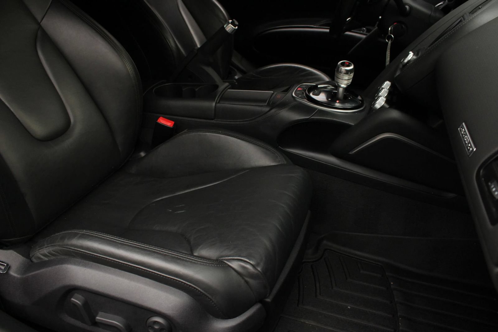 Used 2014 Audi R8 V8 w/ Enhanced Leather Package AWD/4WD image 31