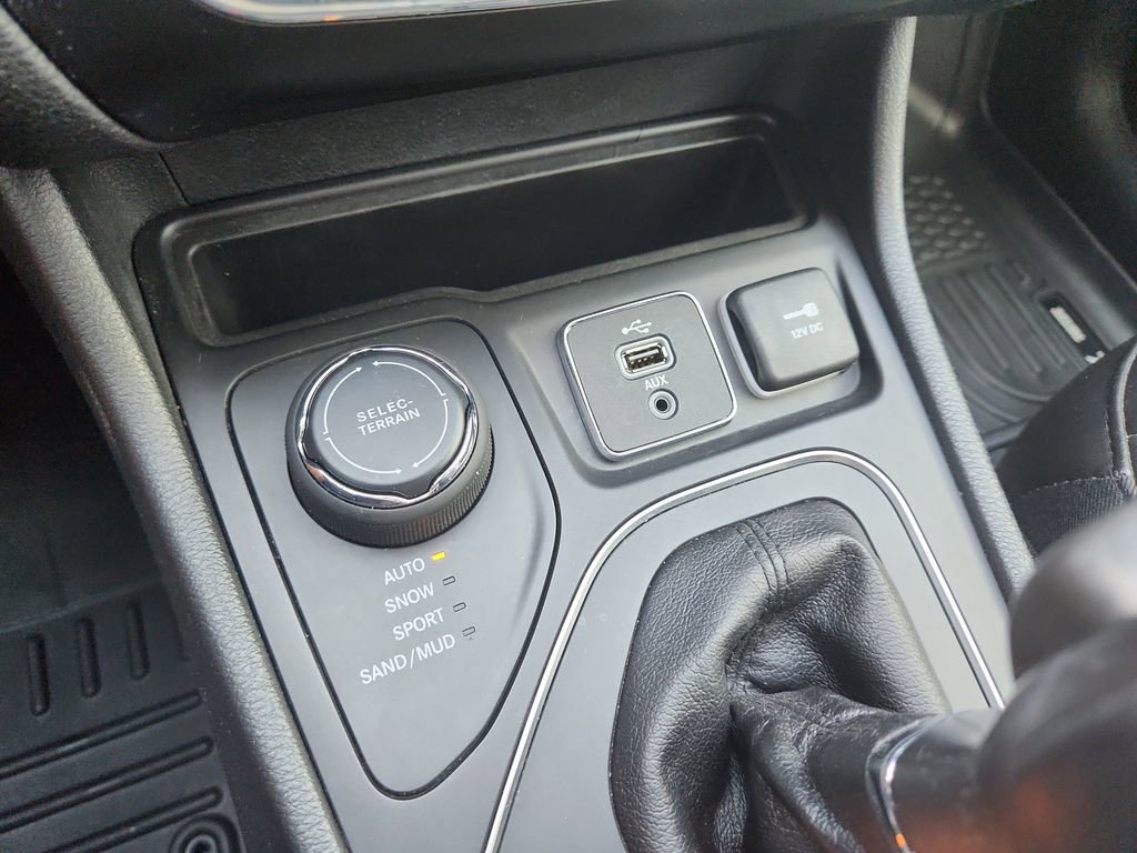 Used 2019 Jeep Cherokee Latitude Plus AWD/4WD image 29