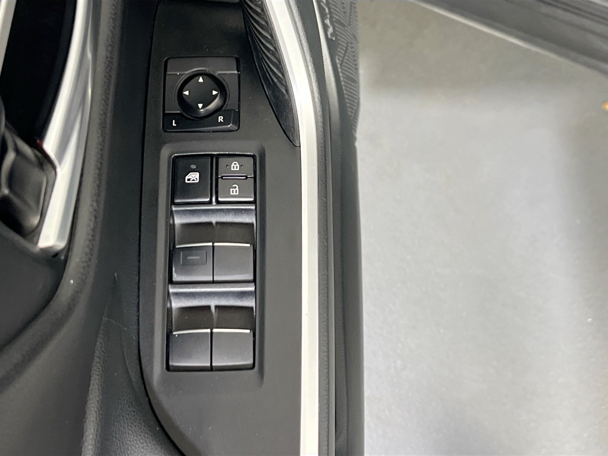 Used 2019 Toyota RAV4 XLE Premium w/ Cold Weather Package AWD/4WD image 17