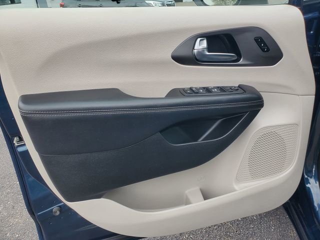 Used 2023 Chrysler Pacifica Touring-L AWD/4WD image 12