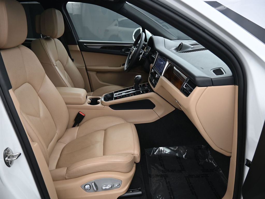 Certified 2023 Porsche Macan AWD/4WD image 28
