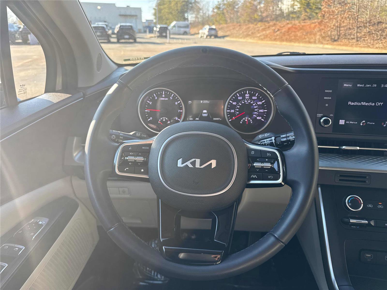 Used 2023 Kia Carnival LX image 16