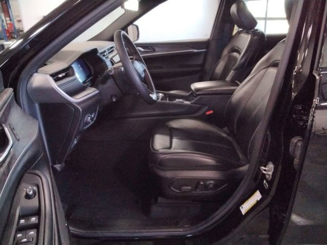 Used 2024 Jeep Grand Cherokee L Limited w/ Luxury Tech Group II image 9