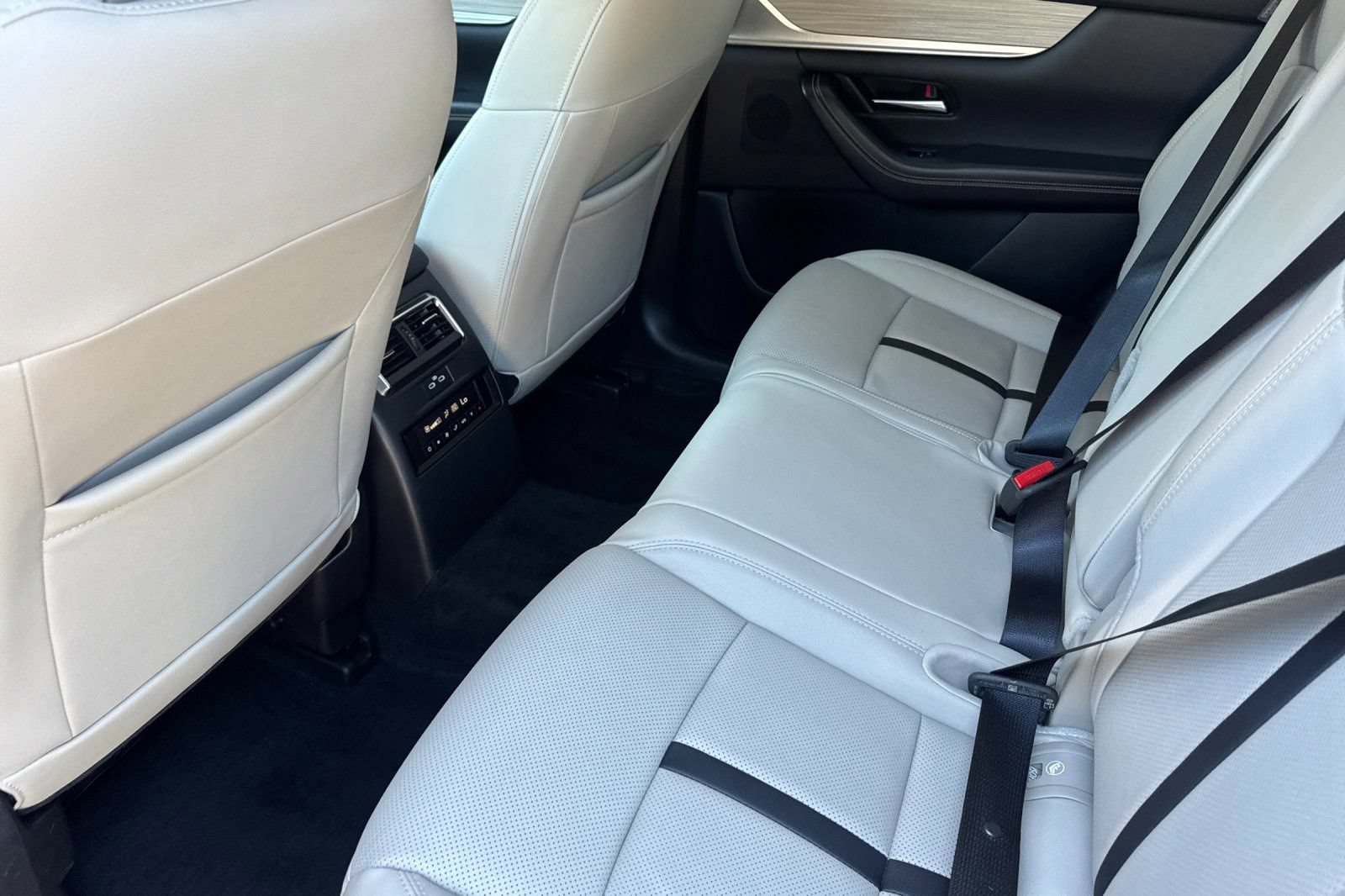 Used 2024 MAZDA CX-90 Plug-In Hybrid w/ Preferred AWD/4WD image 15