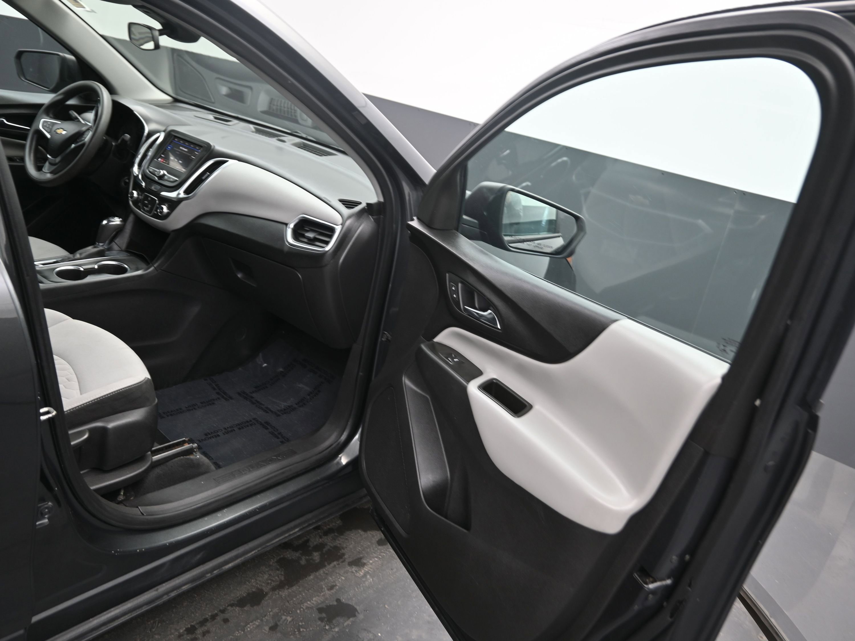 Used 2020 Chevrolet Equinox LS w/ LS Convenience Package image 11