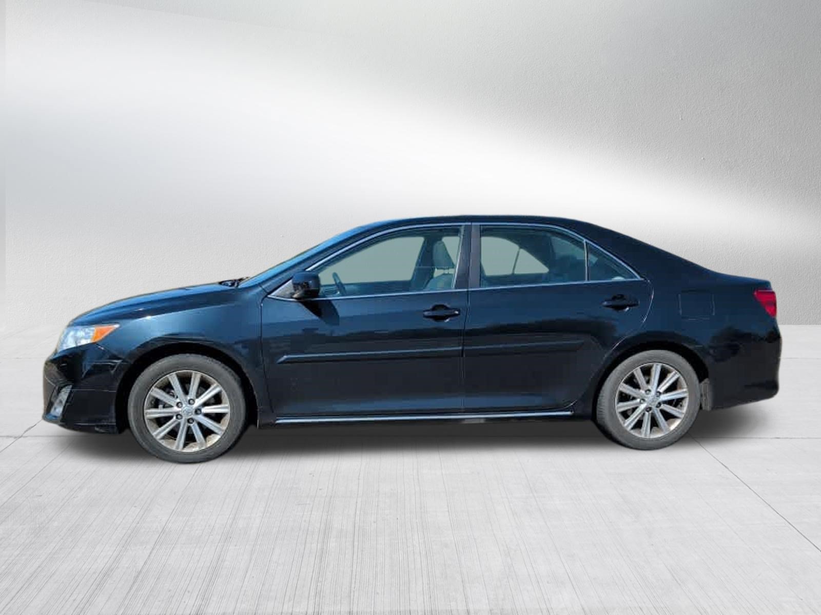 Used 2013 Toyota Camry XLE w/ Leather Pkg FWD image 4