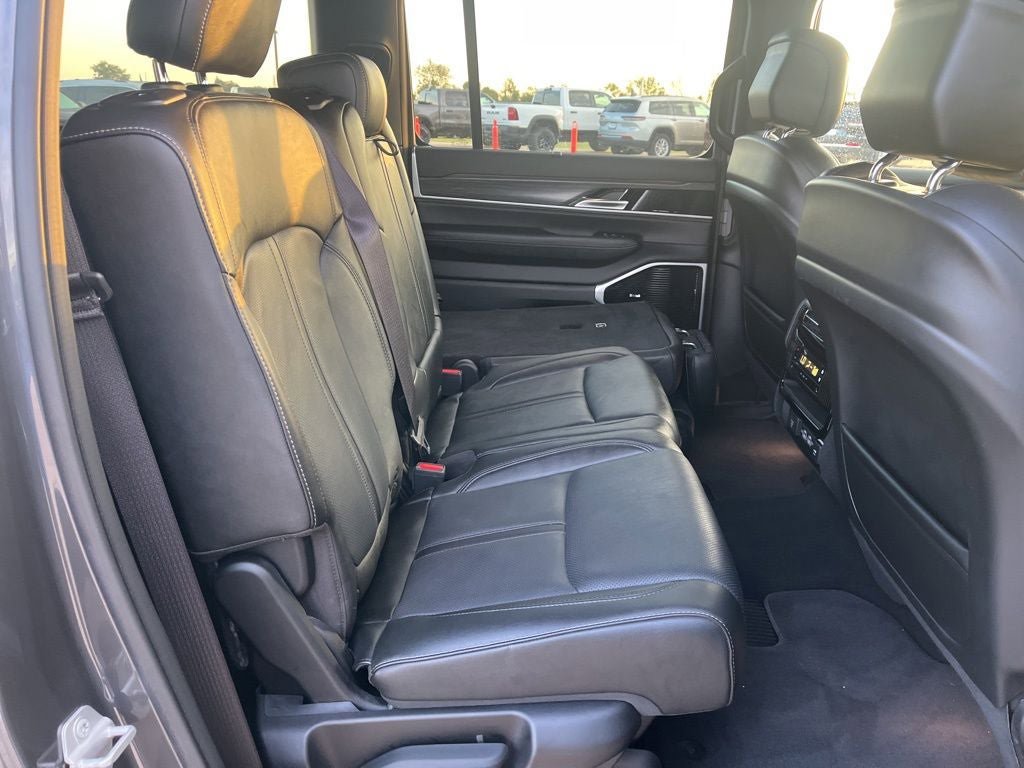 Used 2023 Jeep Wagoneer L Series III w/ Premium Group I AWD/4WD image 19