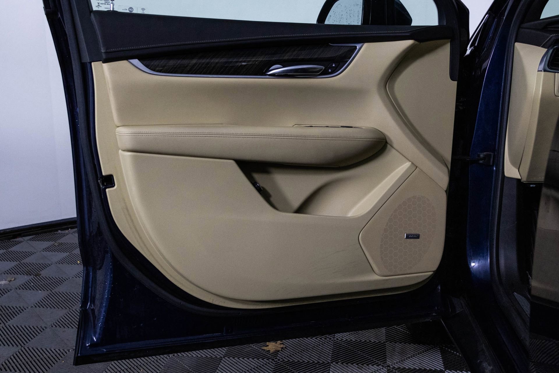 Used 2017 Cadillac XT5 FWD image 32