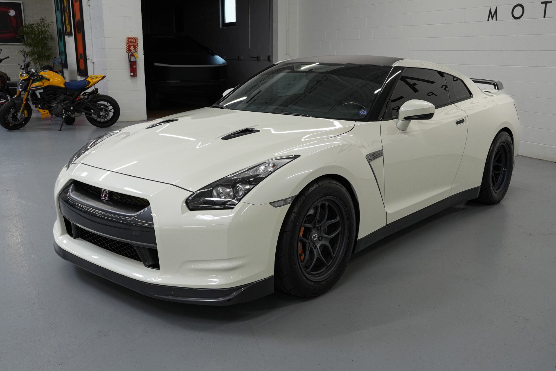 Used 2009 Nissan GT-R Premium AWD/4WD image 6