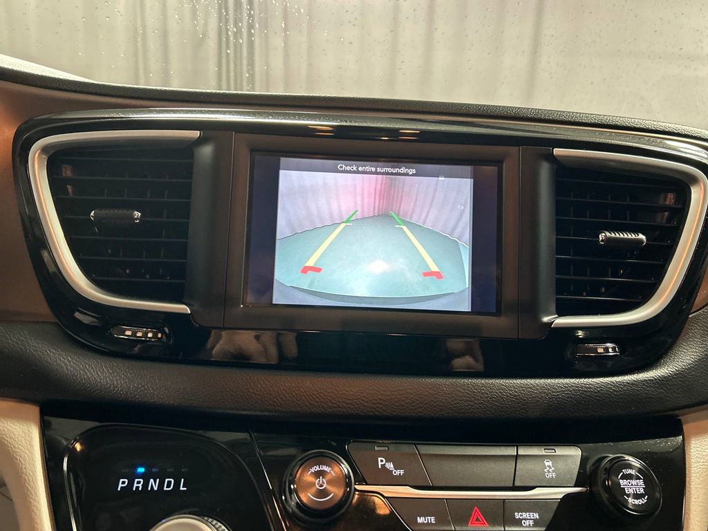 Used 2018 Chrysler Pacifica L image 16