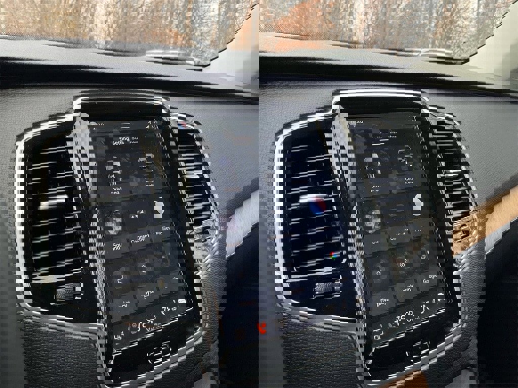 Certified 2025 Volvo XC90 B6 Plus image 24