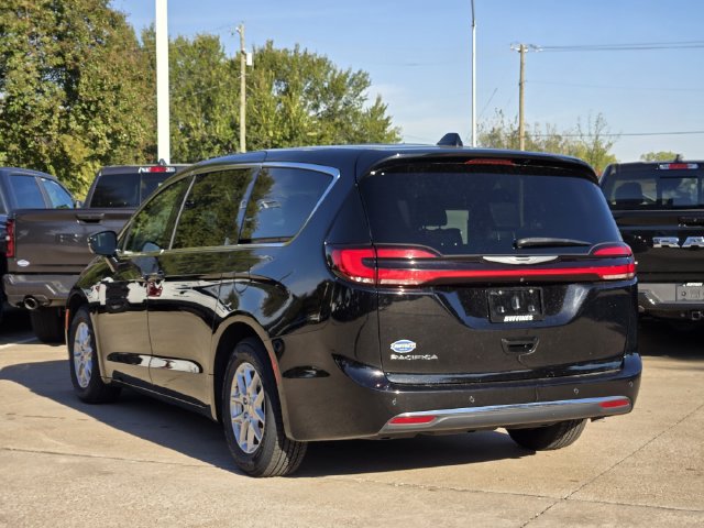 Used 2024 Chrysler Pacifica Touring-L FWD image 5