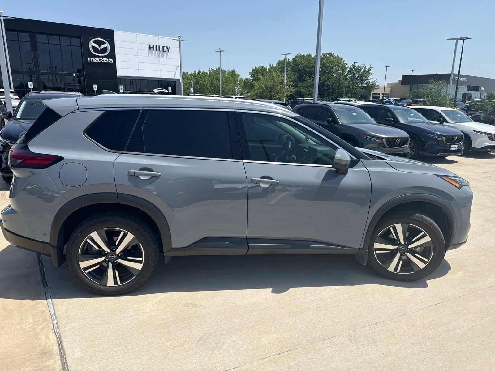 Used 2024 Nissan Rogue SL w/ SL Premium Package FWD image 4