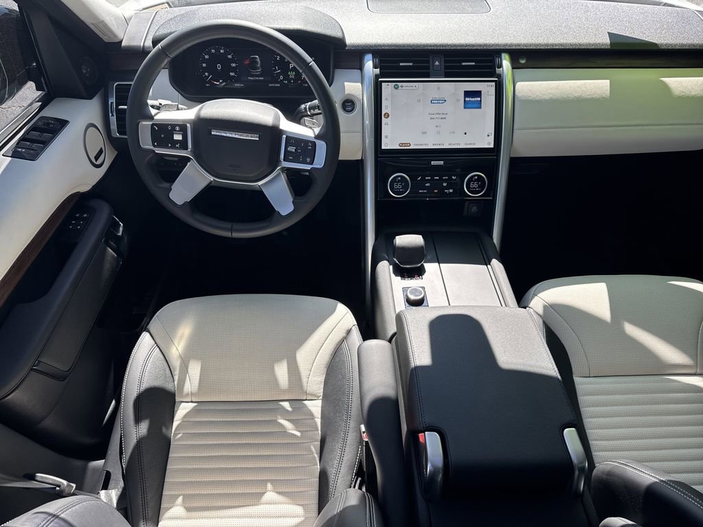Used 2025 Land Rover Discovery S image 23