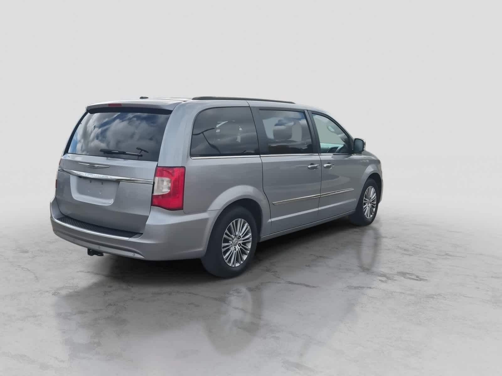 Used 2014 Chrysler Town & Country Touring-L w/ Driver Convenience Group FWD image 8
