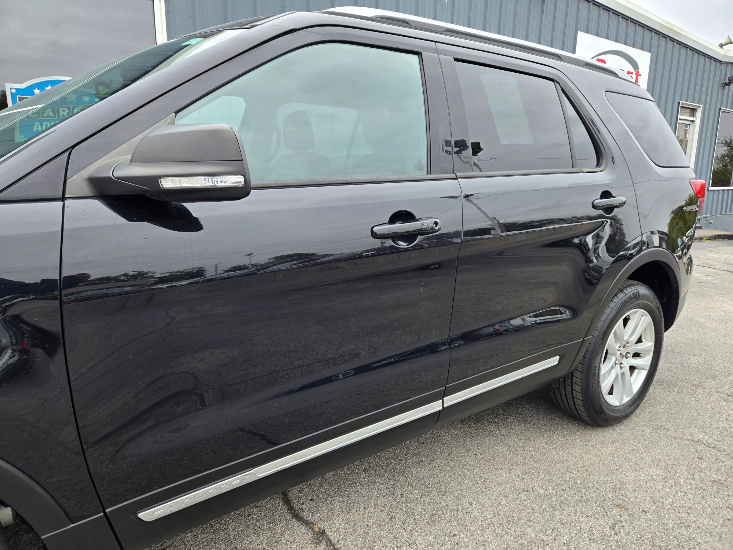 Used 2019 Ford Explorer XLT w/ Equipment Group 202A AWD/4WD image 11