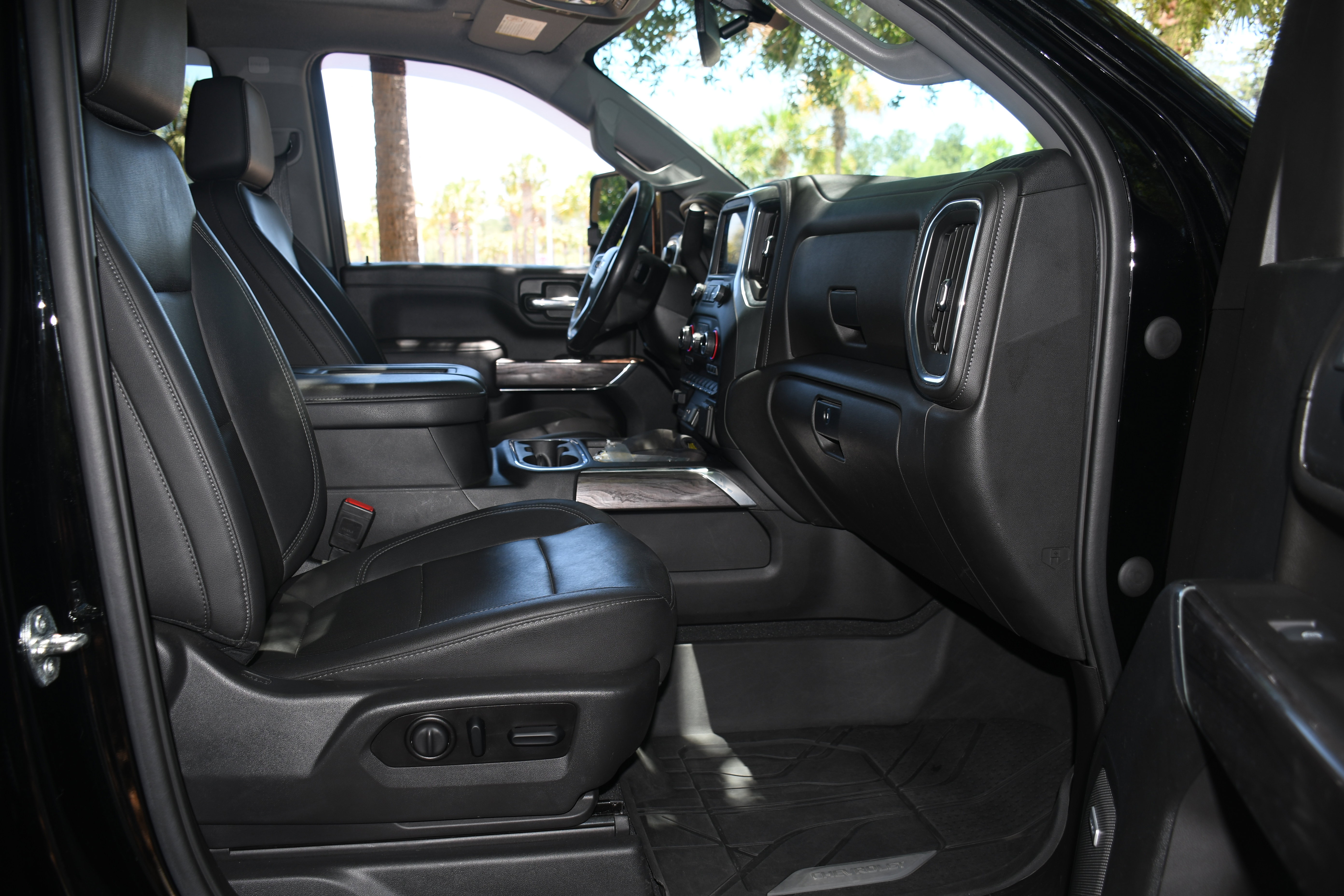Used 2021 Chevrolet Silverado 2500 LTZ w/ LTZ Plus Package AWD/4WD image 23