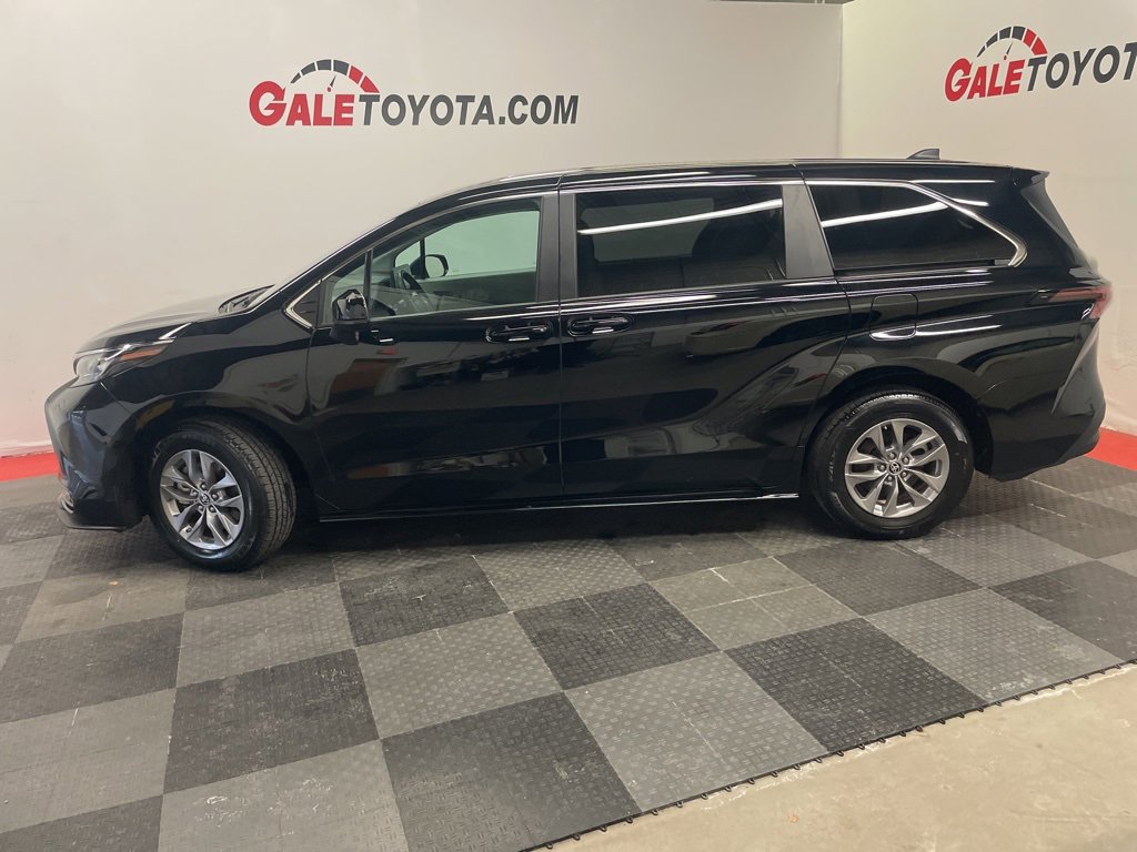 Used 2024 Toyota Sienna LE image 7