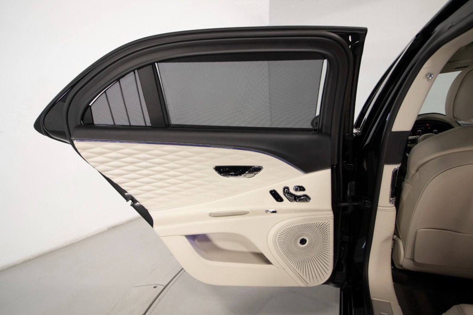 Used 2023 Bentley Flying Spur Azure image 40