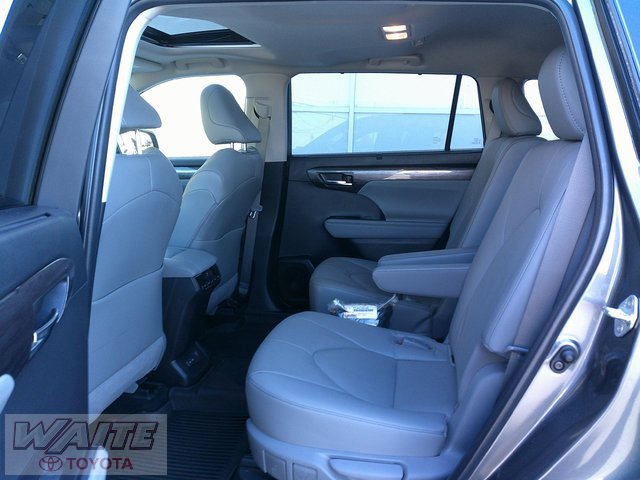 Used 2023 Toyota Highlander Limited image 29