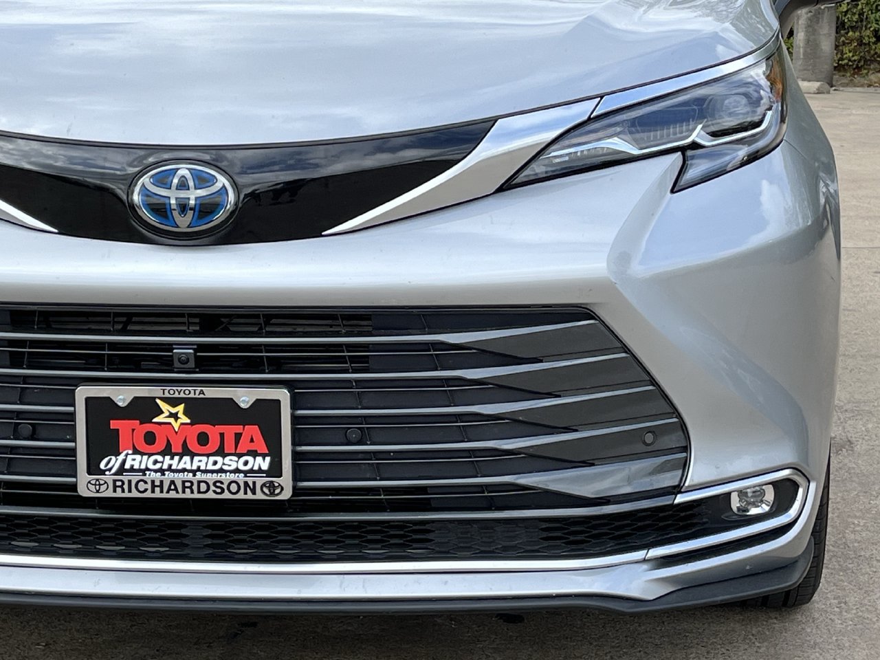 Used 2025 Toyota Sienna Platinum FWD image 8