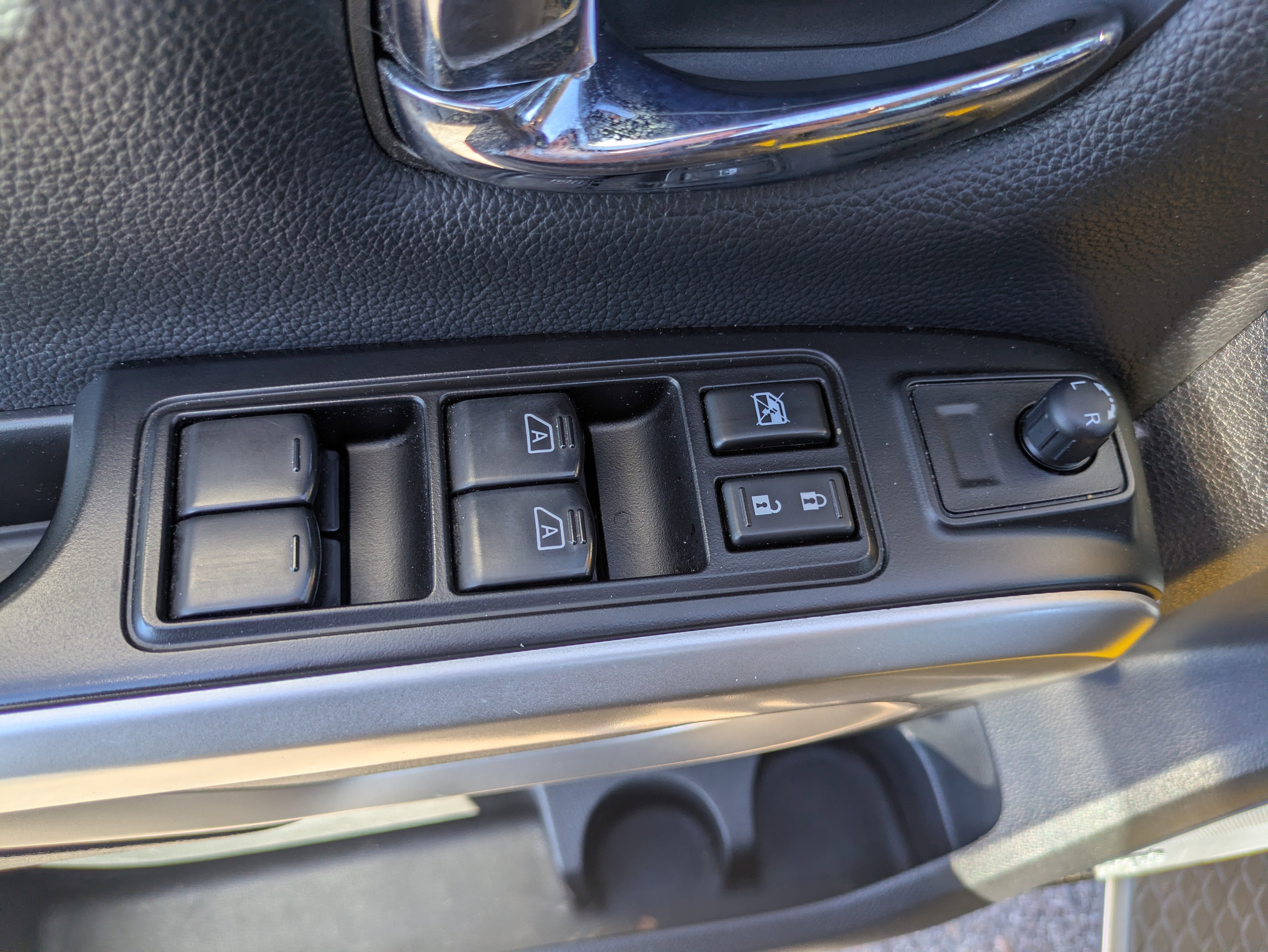 Used 2017 Nissan Titan PRO-4X w/ Pro-4x Convenience Package image 18