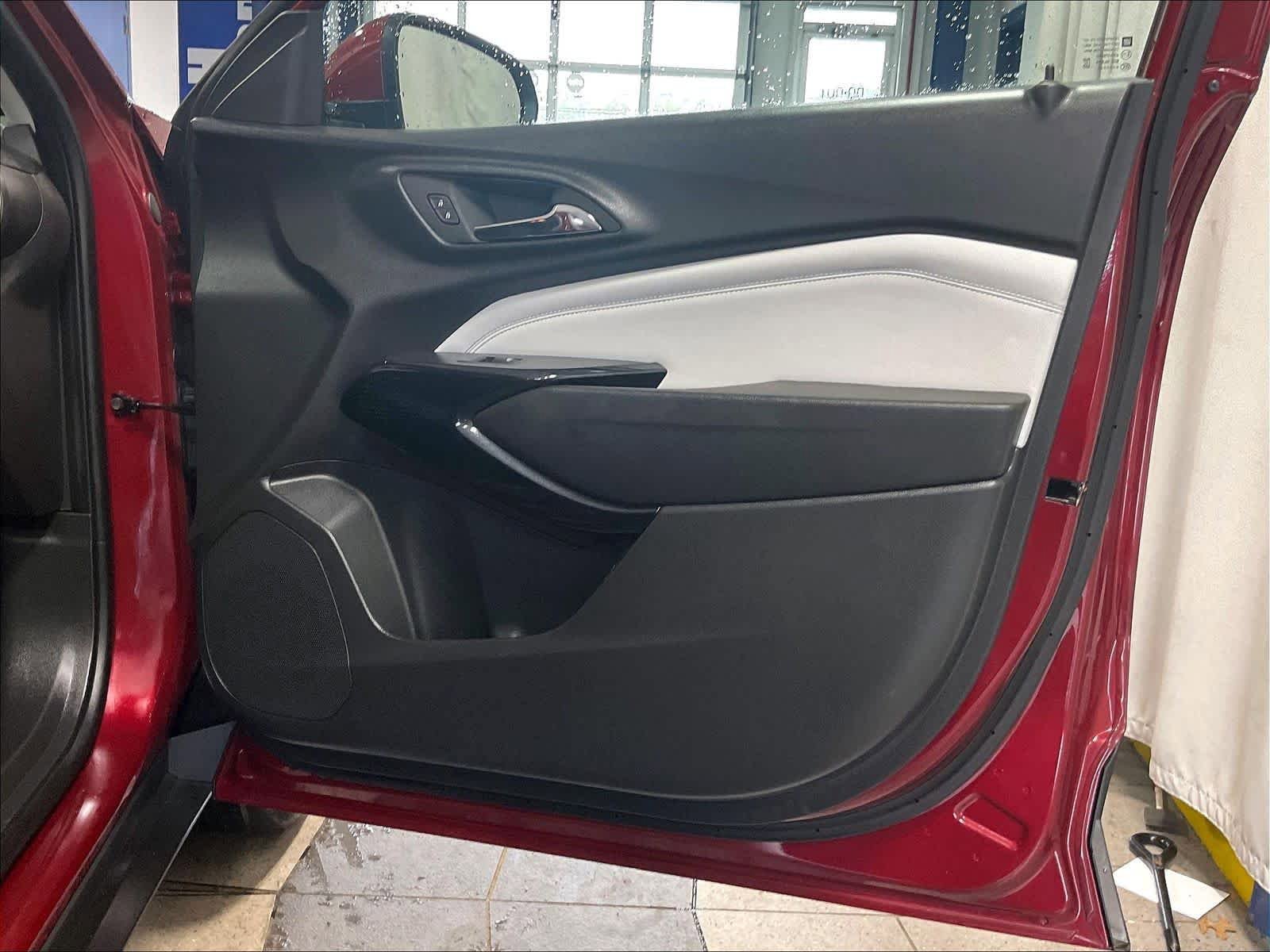 Used 2025 Chevrolet Trax LT w/ LT Convenience Package FWD image 12