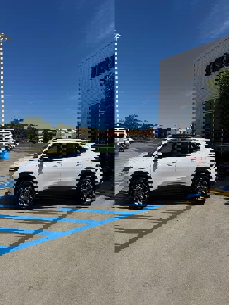 Used 2025 Chevrolet Trax LT w/ LT Convenience Package image 3