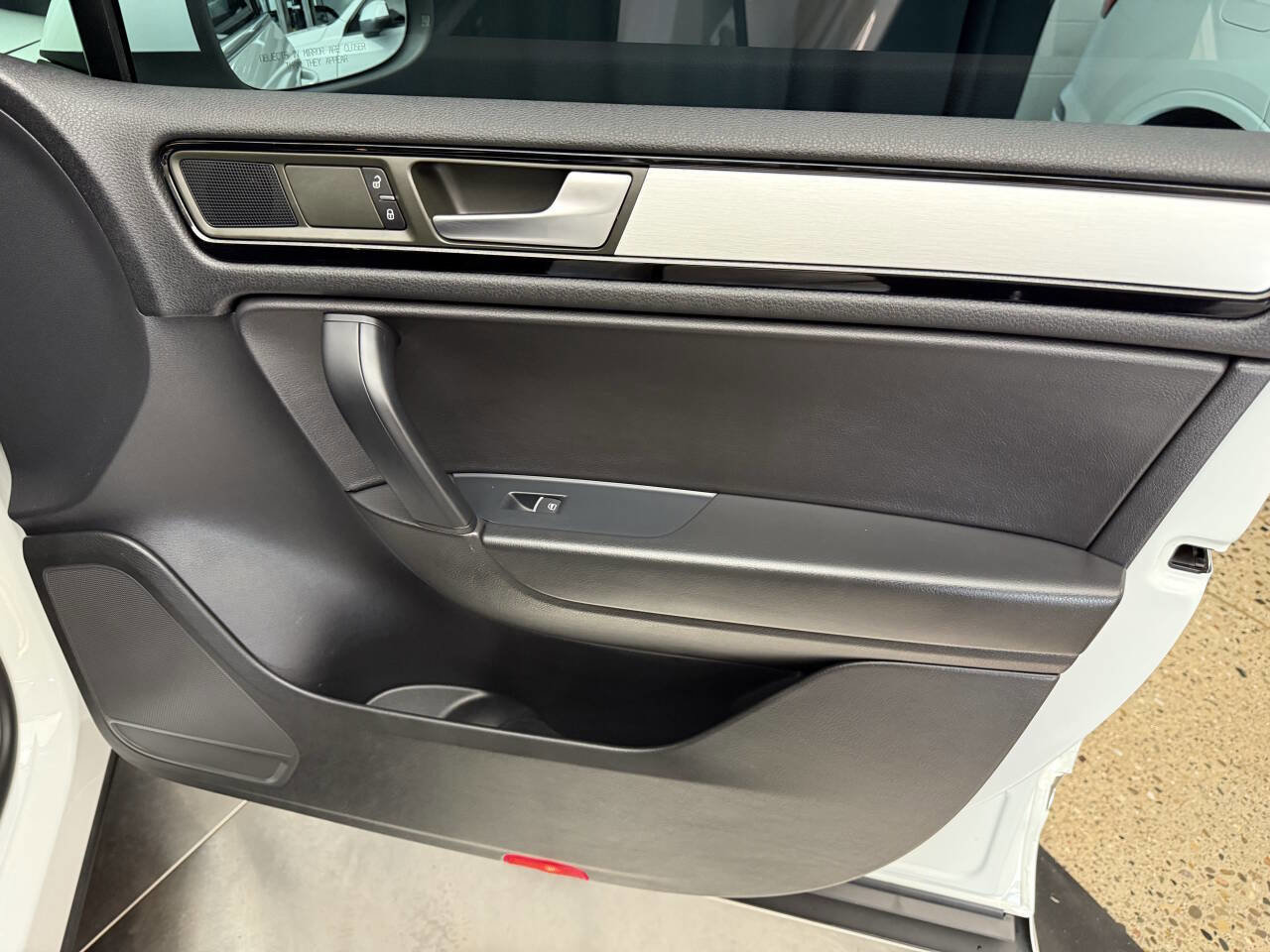 Used 2014 Volkswagen Touareg VR6 image 27