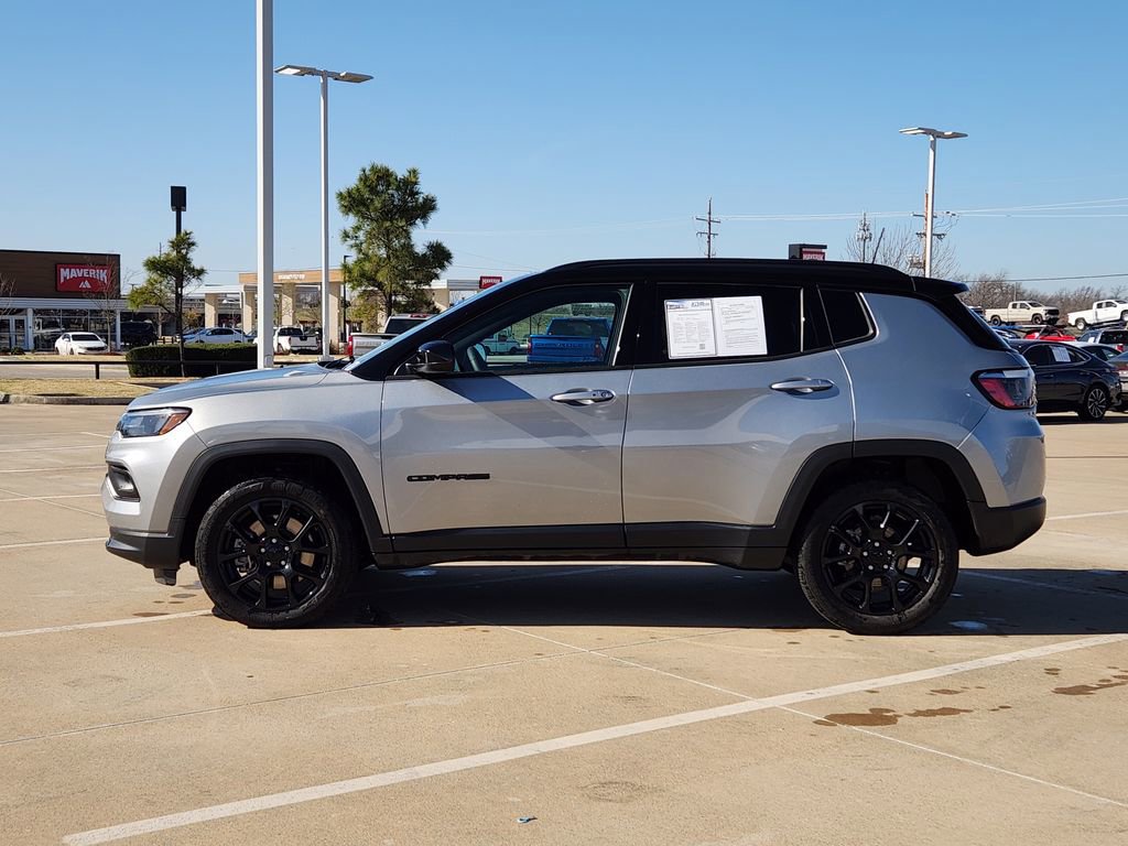 Used 2024 Jeep Compass Latitude w/ Convenience Group image 4